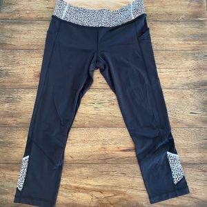 Lululemon Blk/White Capri